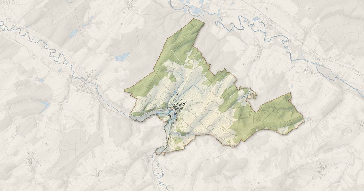 Portrait cartographique de Moyen : relief, eau, forêts, bâti et voies, calculés à partir des données de l'IGN