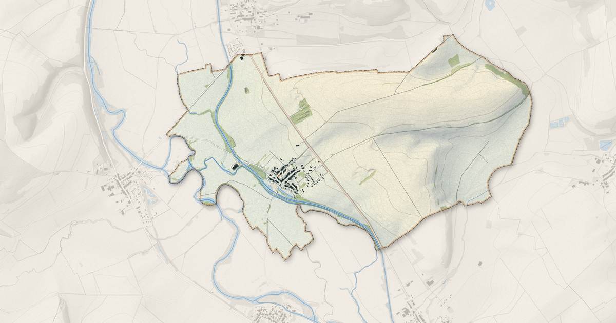 Portrait cartographique de Ambly-sur-Meuse : relief, eau, forêts, bâti et voies, calculés à partir des données de l'IGN