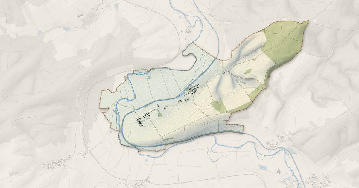 Portrait cartographique de Champneuville : relief, eau, forêts, bâti et voies, calculés à partir des données de l'IGN