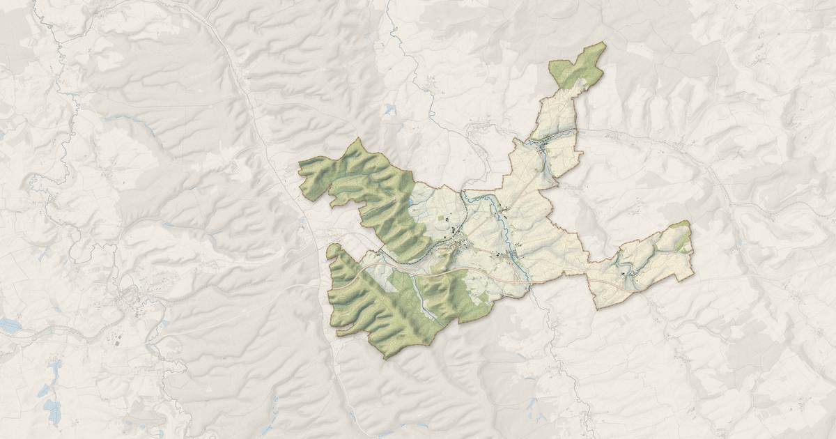 Portrait cartographique de Clermont-en-Argonne : relief, eau, forêts, bâti et voies, calculés à partir des données de l'IGN