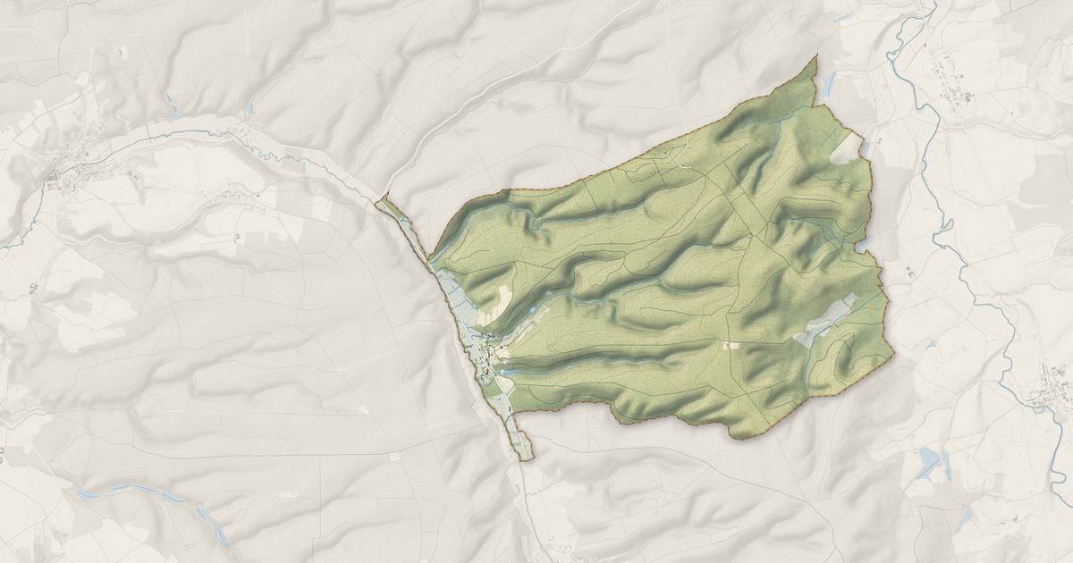 Portrait cartographique de Lachalade : relief, eau, forêts, bâti et voies, calculés à partir des données de l'IGN