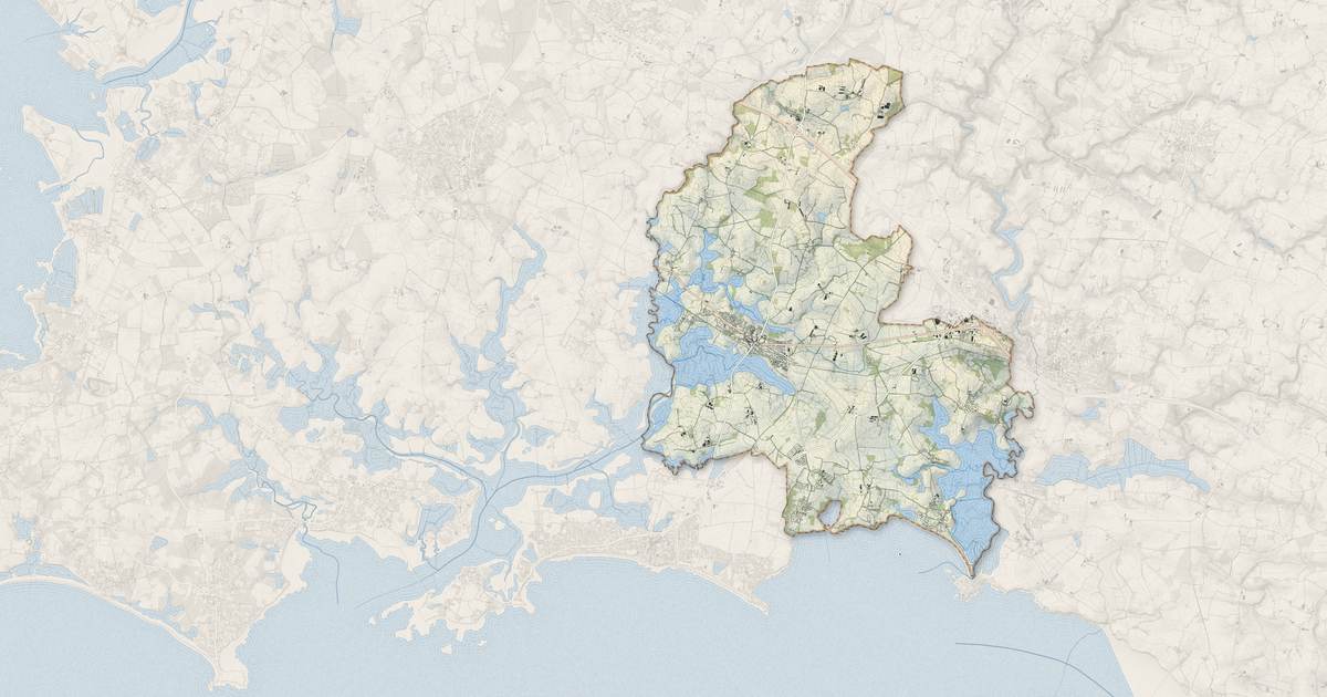 Portrait cartographique de Ambon : relief, eau, forêts, bâti et voies, calculés à partir des données de l'IGN