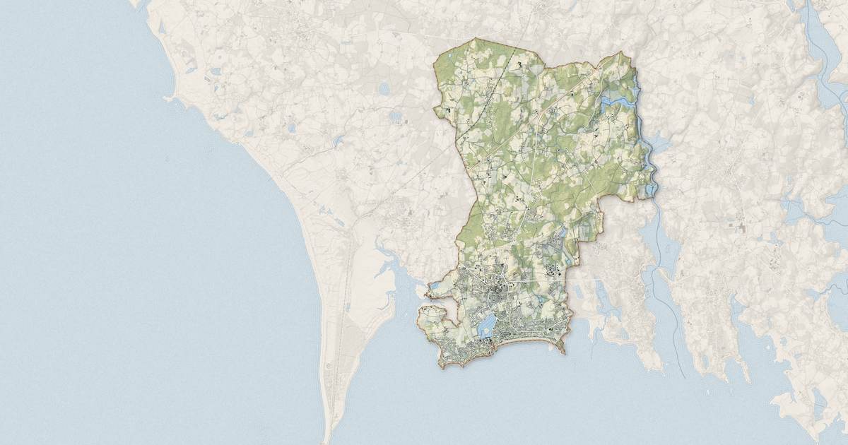 Portrait cartographique de Carnac : relief, eau, forêts, bâti et voies, calculés à partir des données de l'IGN