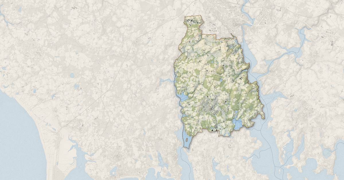 Portrait cartographique de Crach : relief, eau, forêts, bâti et voies, calculés à partir des données de l'IGN