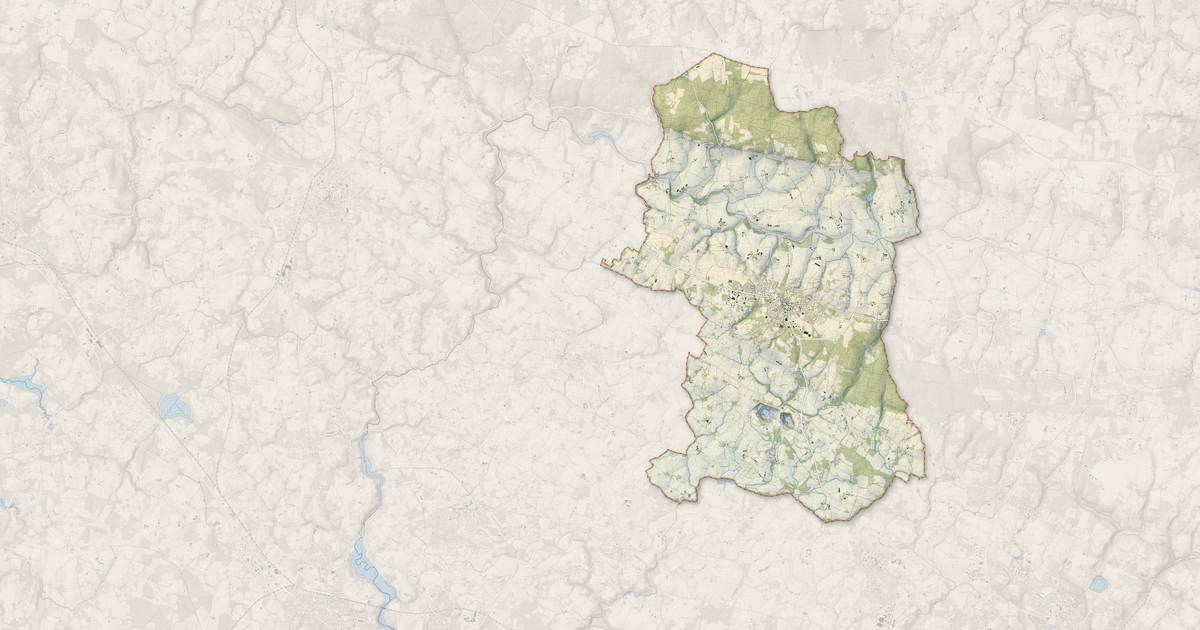 Portrait cartographique de Grand-Champ : relief, eau, forêts, bâti et voies, calculés à partir des données de l'IGN