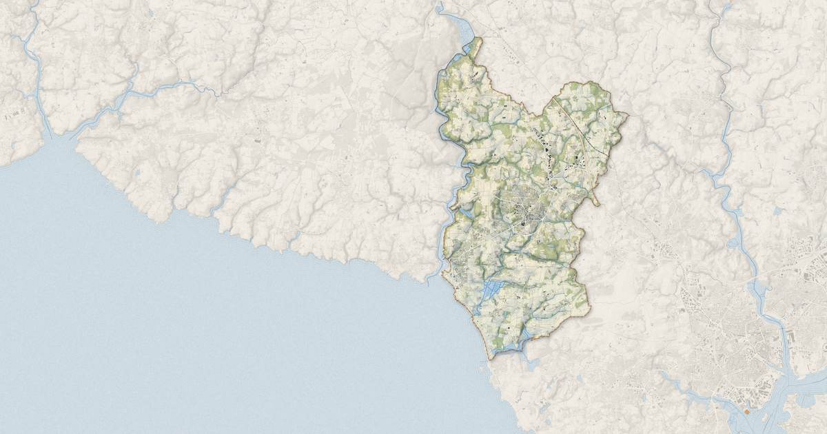 Portrait cartographique de Guidel : relief, eau, forêts, bâti et voies, calculés à partir des données de l'IGN