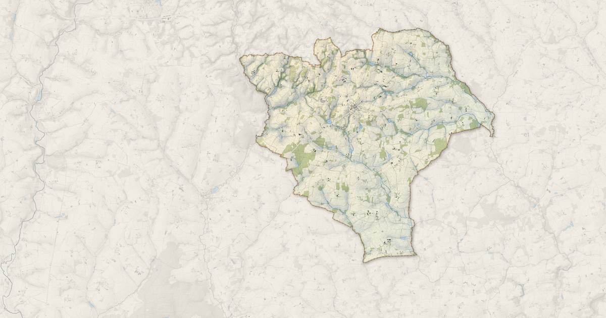 Portrait cartographique de Ménéac : relief, eau, forêts, bâti et voies, calculés à partir des données de l'IGN