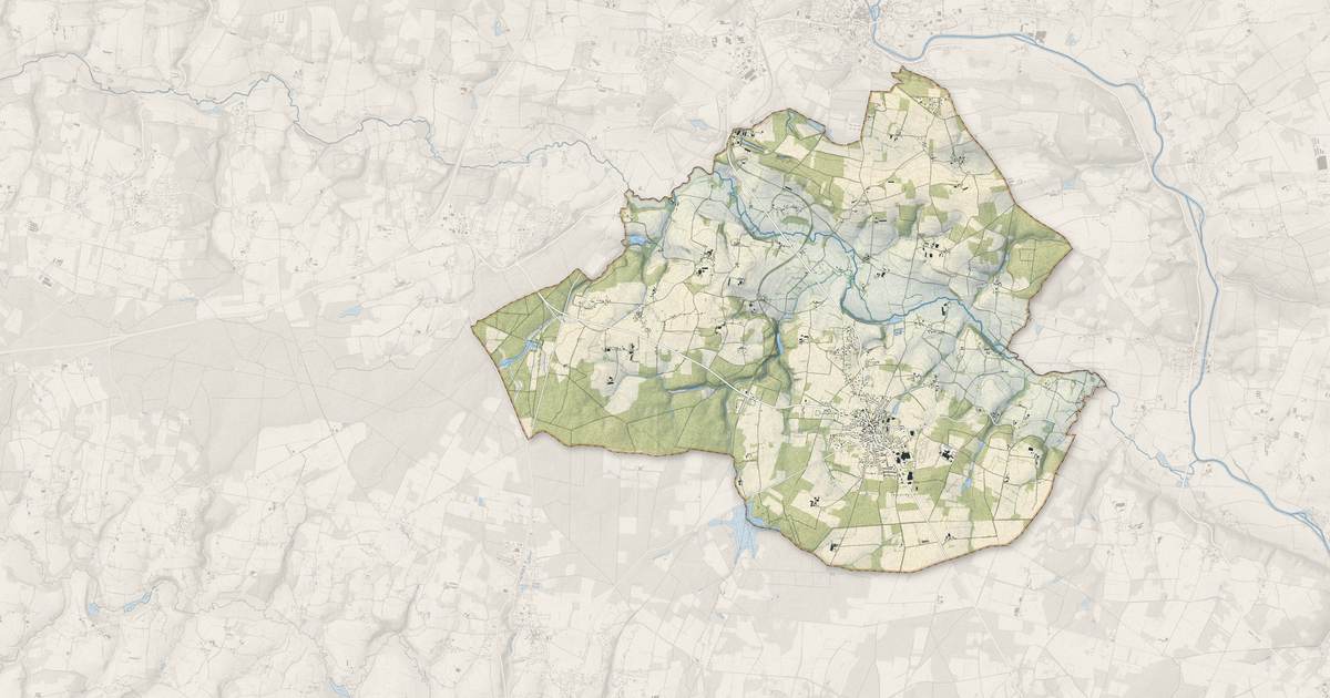 Portrait cartographique de Pleucadeuc : relief, eau, forêts, bâti et voies, calculés à partir des données de l'IGN