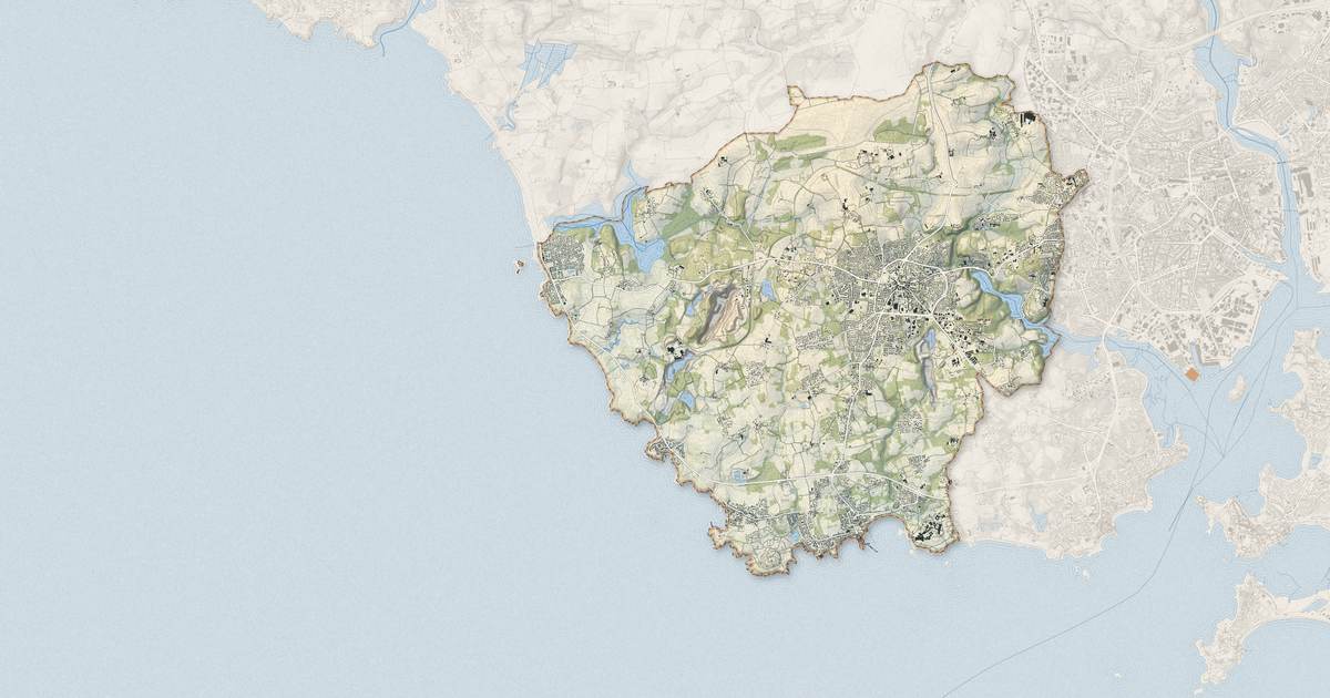 Portrait cartographique de Ploemeur : relief, eau, forêts, bâti et voies, calculés à partir des données de l'IGN
