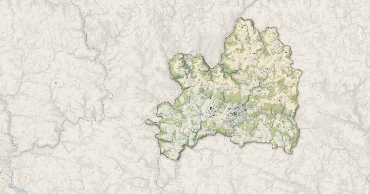 Portrait cartographique de Plouay : relief, eau, forêts, bâti et voies, calculés à partir des données de l'IGN