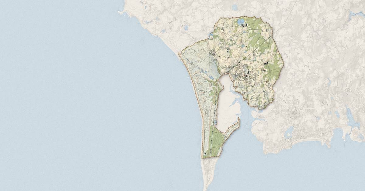 Portrait cartographique de Plouharnel : relief, eau, forêts, bâti et voies, calculés à partir des données de l'IGN