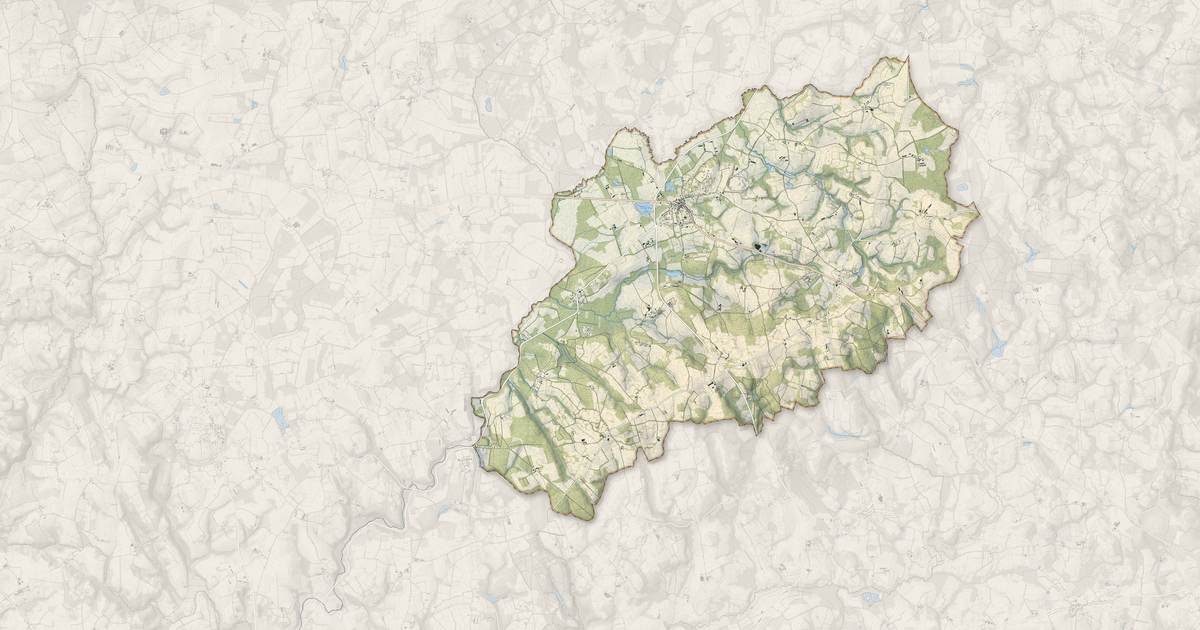 Portrait cartographique de Plouray : relief, eau, forêts, bâti et voies, calculés à partir des données de l'IGN