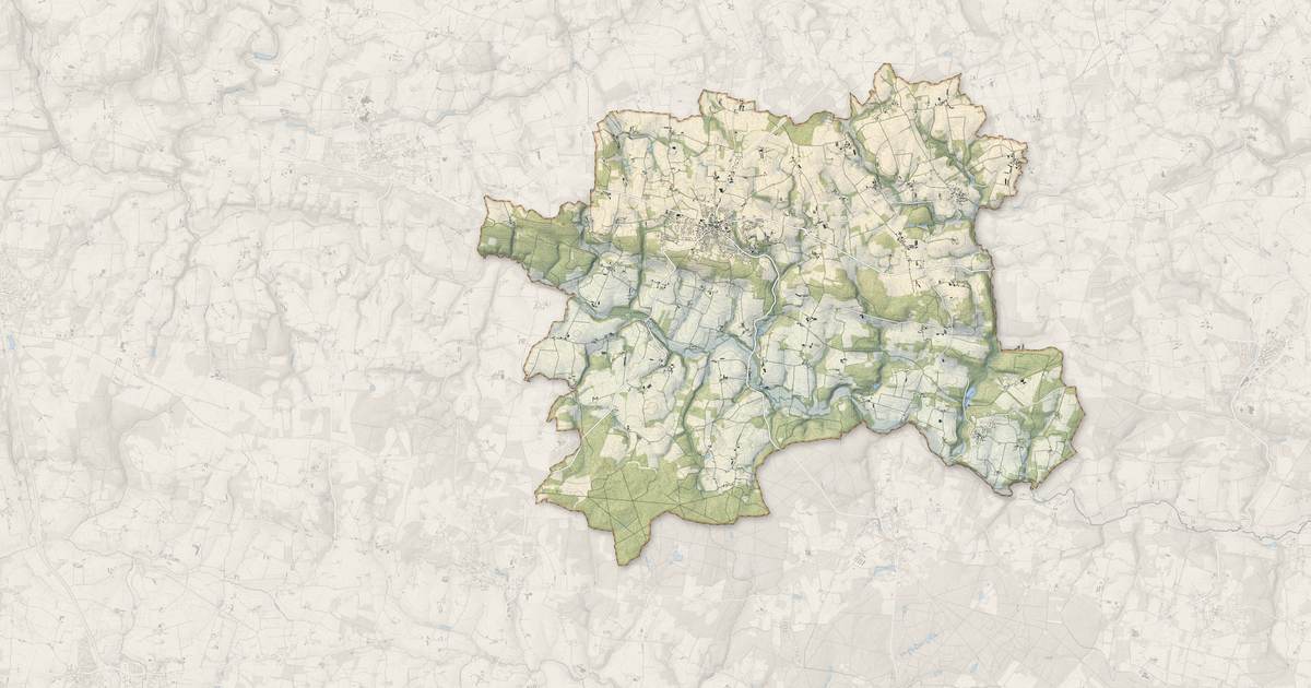 Portrait cartographique de Plumelec : relief, eau, forêts, bâti et voies, calculés à partir des données de l'IGN