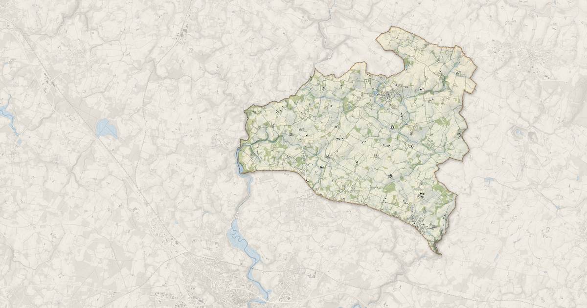 Portrait cartographique de Plumergat : relief, eau, forêts, bâti et voies, calculés à partir des données de l'IGN
