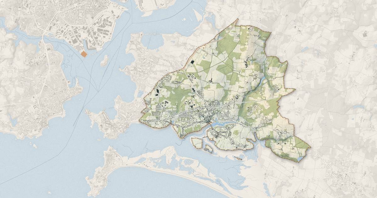 Portrait cartographique de Riantec : relief, eau, forêts, bâti et voies, calculés à partir des données de l'IGN