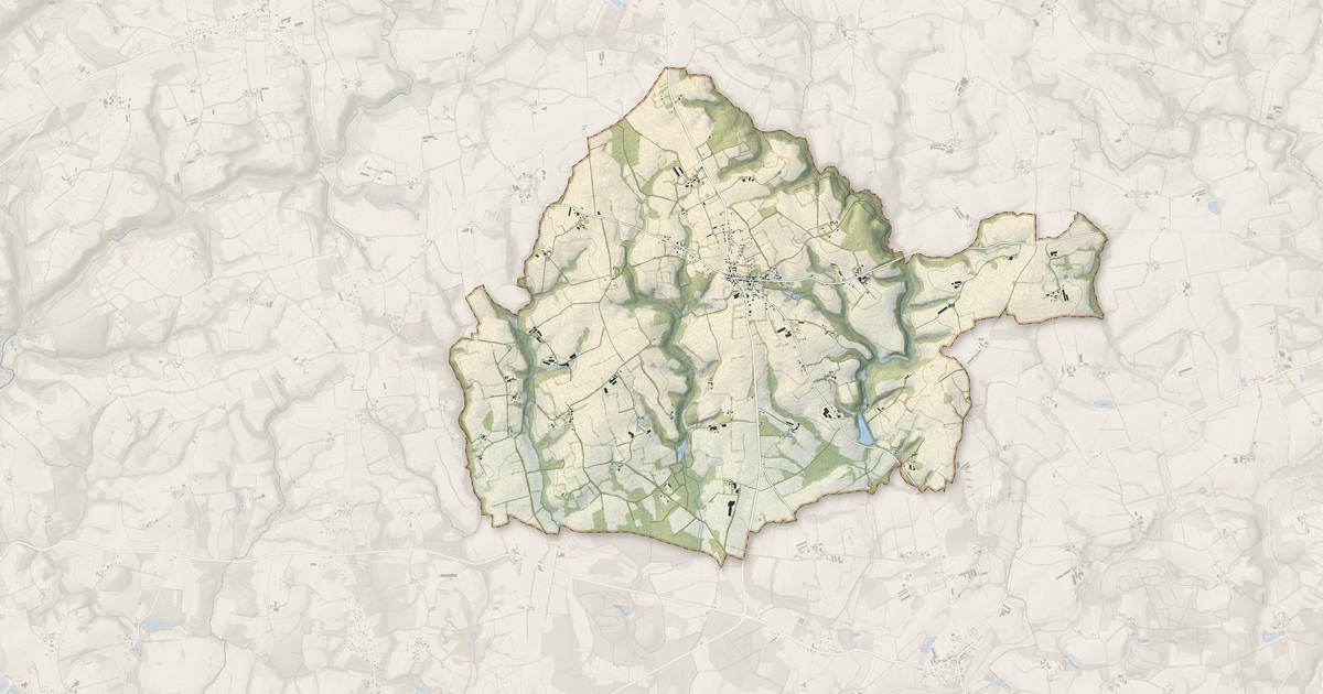 Portrait cartographique de Saint-Caradec-Trégomel : relief, eau, forêts, bâti et voies, calculés à partir des données de l'IGN