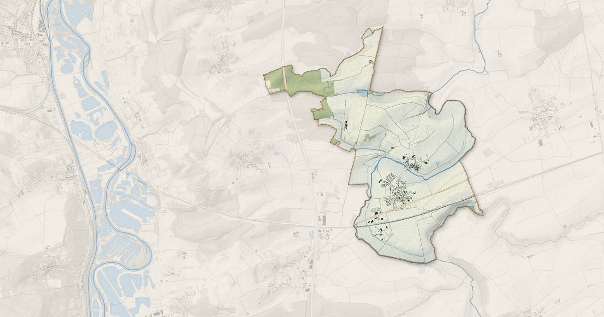 Portrait cartographique de Cheminot : relief, eau, forêts, bâti et voies, calculés à partir des données de l'IGN