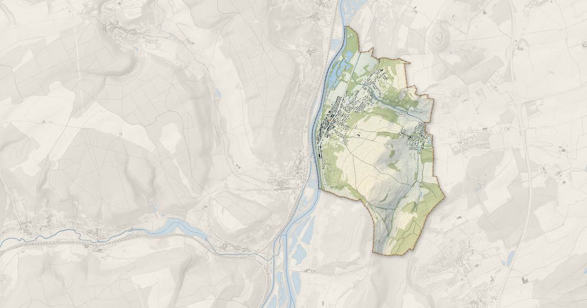 Portrait cartographique de Corny-sur-Moselle : relief, eau, forêts, bâti et voies, calculés à partir des données de l'IGN