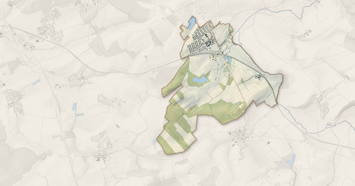 Portrait cartographique de Courcelles-sur-Nied : relief, eau, forêts, bâti et voies, calculés à partir des données de l'IGN