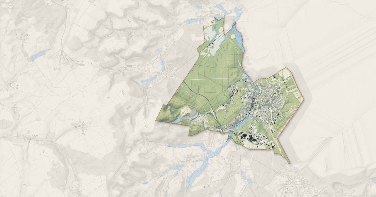 Portrait cartographique de Creutzwald : relief, eau, forêts, bâti et voies, calculés à partir des données de l'IGN