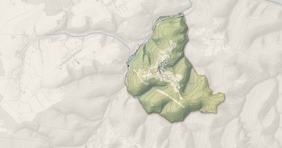 Portrait cartographique de Garrebourg : relief, eau, forêts, bâti et voies, calculés à partir des données de l'IGN