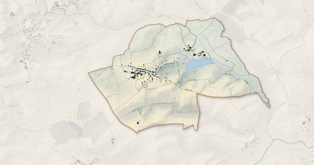 Portrait cartographique de Petit-Tenquin : relief, eau, forêts, bâti et voies, calculés à partir des données de l'IGN