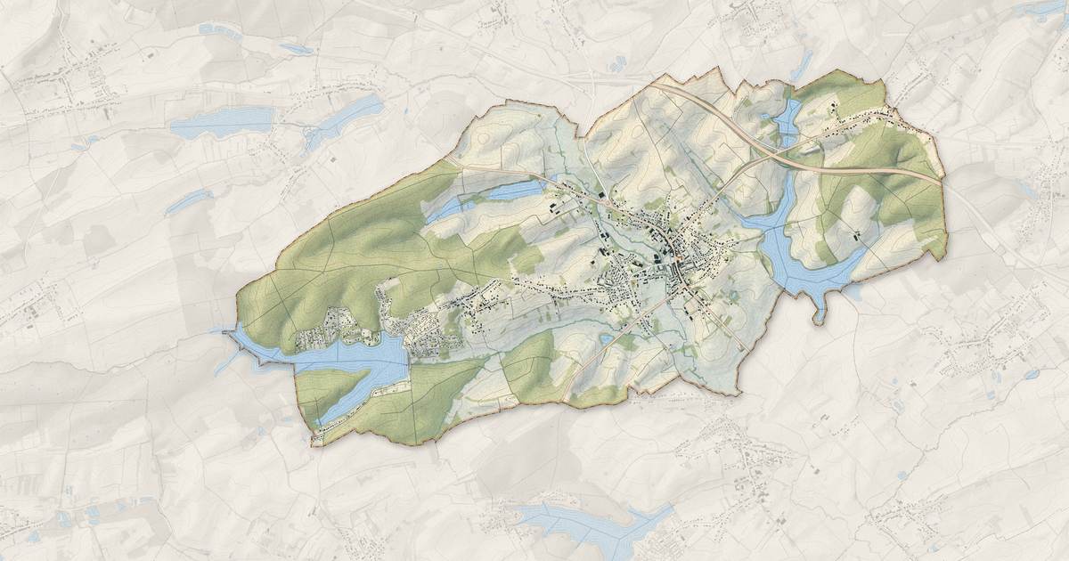 Portrait cartographique de Puttelange-aux-Lacs : relief, eau, forêts, bâti et voies, calculés à partir des données de l'IGN