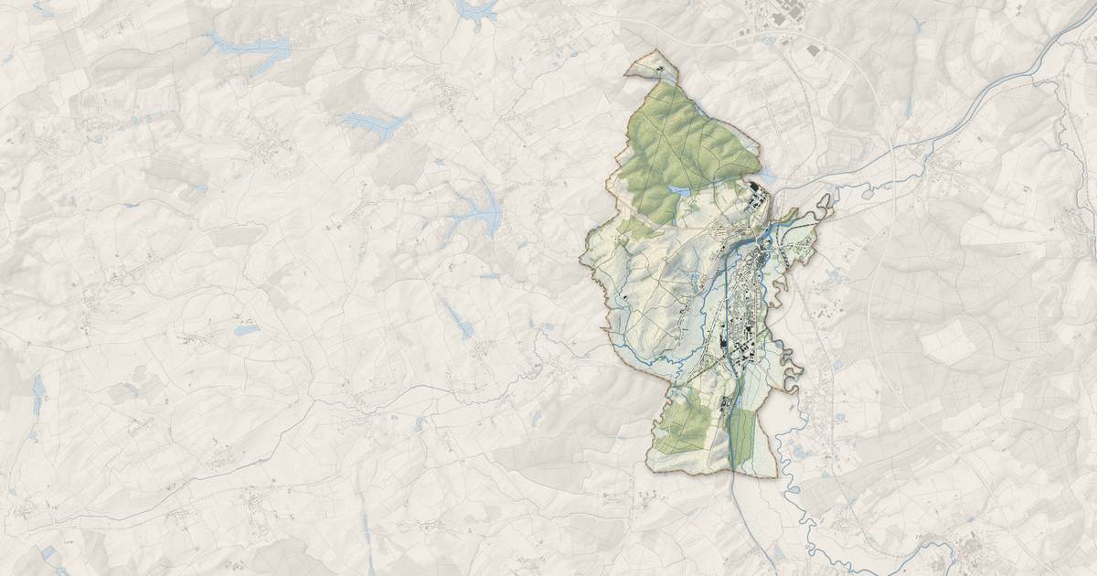 Portrait cartographique de Sarralbe : relief, eau, forêts, bâti et voies, calculés à partir des données de l'IGN