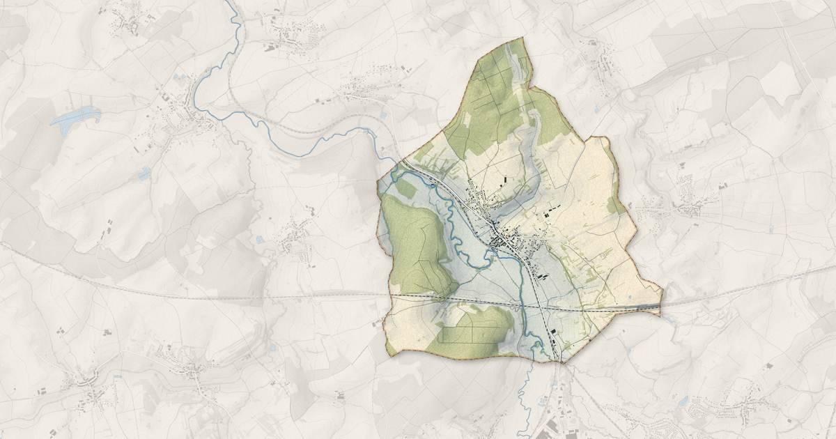Portrait cartographique de Sarraltroff : relief, eau, forêts, bâti et voies, calculés à partir des données de l'IGN