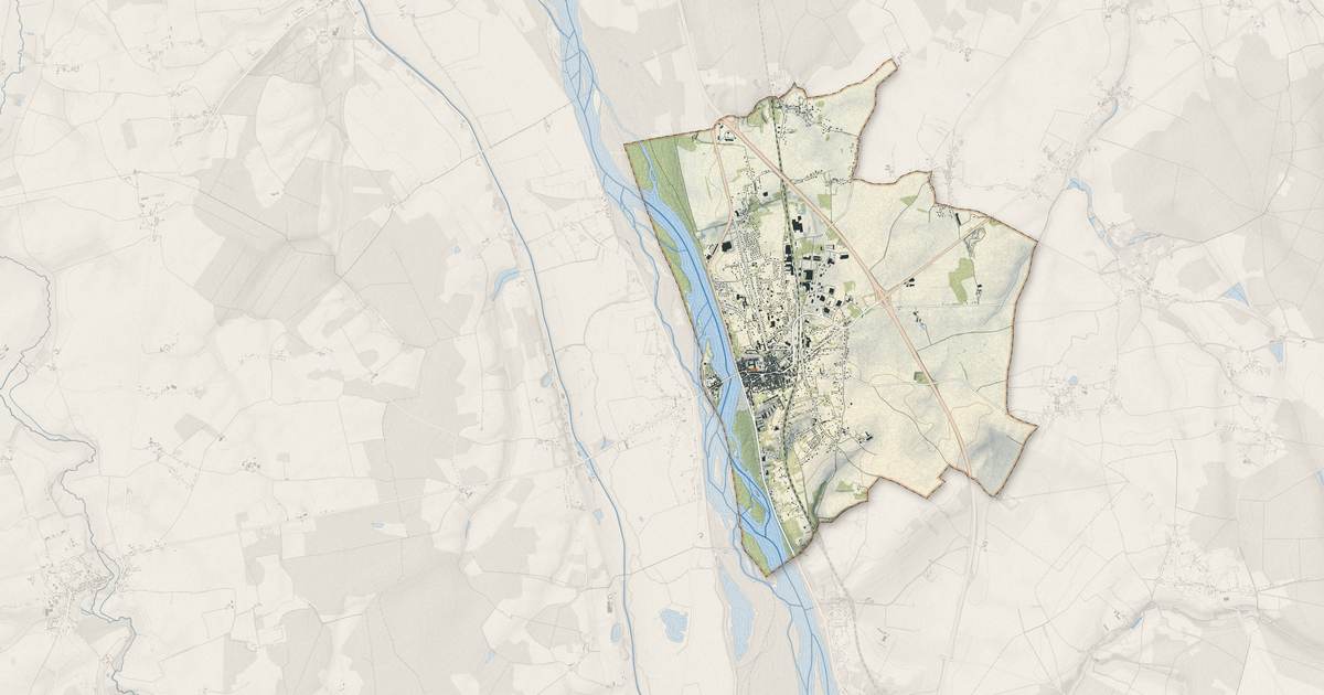 Portrait cartographique de La Charité-sur-Loire : relief, eau, forêts, bâti et voies, calculés à partir des données de l'IGN