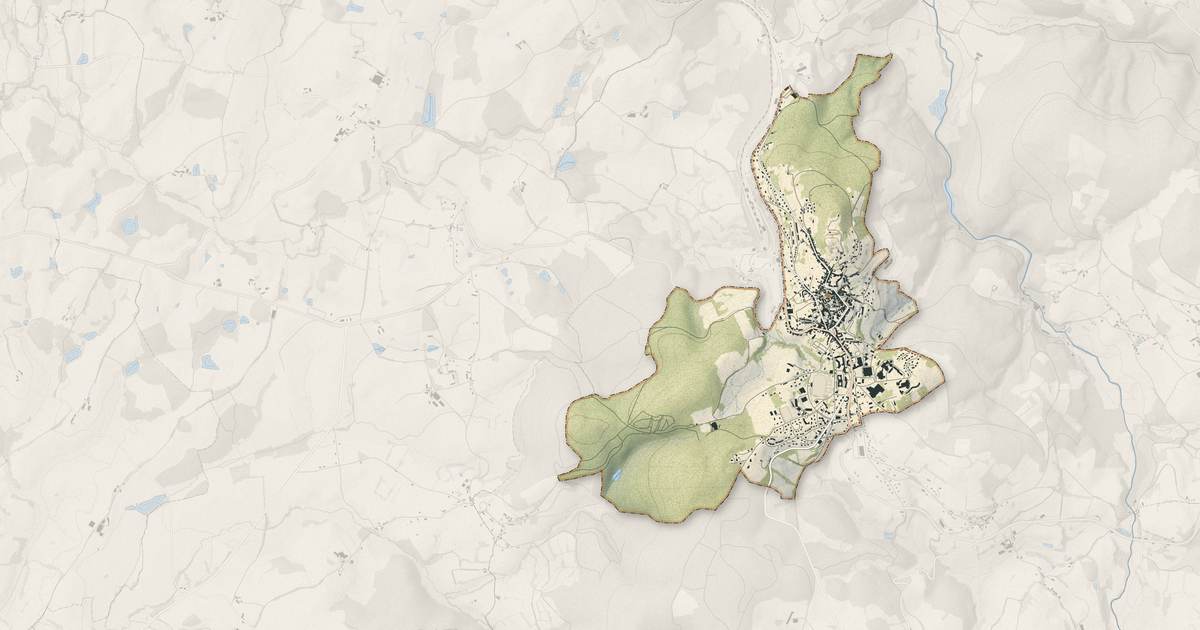 Portrait cartographique de Château-Chinon (Ville) : relief, eau, forêts, bâti et voies, calculés à partir des données de l'IGN