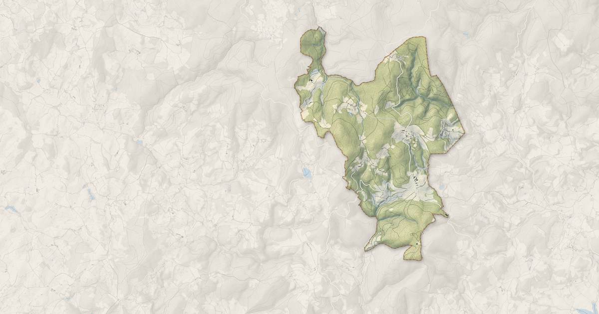 Portrait cartographique de Glux-en-Glenne : relief, eau, forêts, bâti et voies, calculés à partir des données de l'IGN