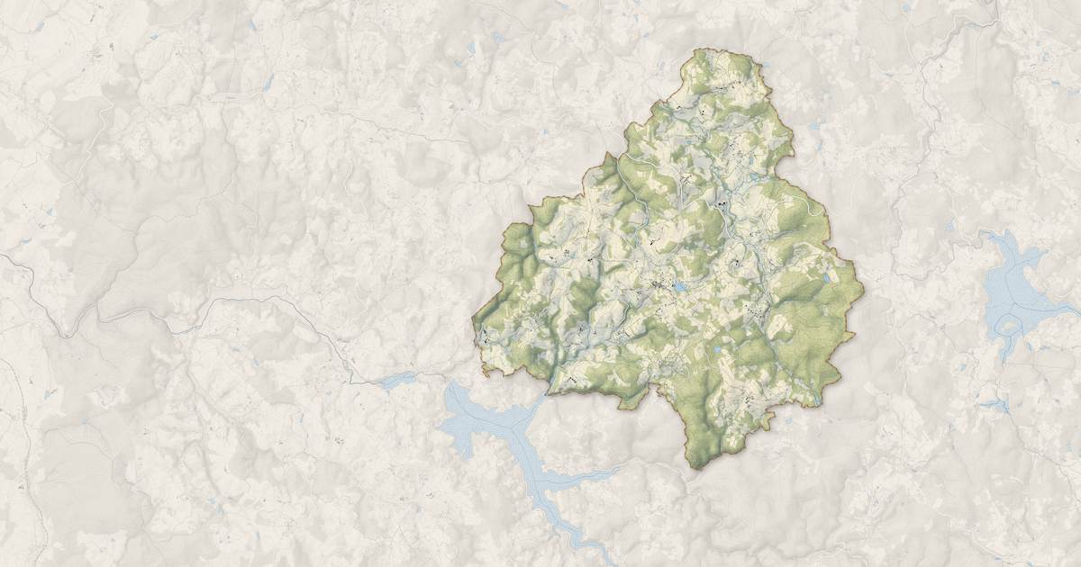 Portrait cartographique de Ouroux-en-Morvan : relief, eau, forêts, bâti et voies, calculés à partir des données de l'IGN