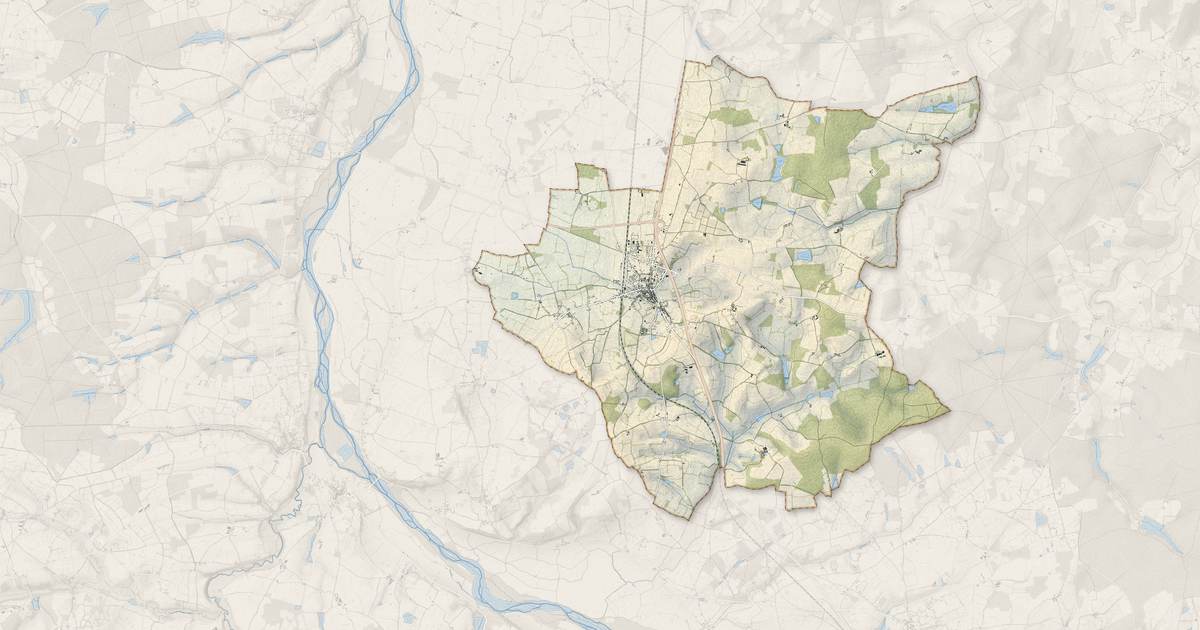 Portrait cartographique de Saint-Pierre-le-Moûtier : relief, eau, forêts, bâti et voies, calculés à partir des données de l'IGN