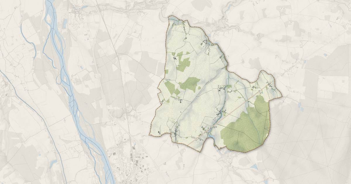 Portrait cartographique de Varennes-lès-Narcy : relief, eau, forêts, bâti et voies, calculés à partir des données de l'IGN