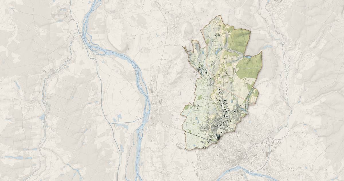 Portrait cartographique de Varennes-Vauzelles : relief, eau, forêts, bâti et voies, calculés à partir des données de l'IGN