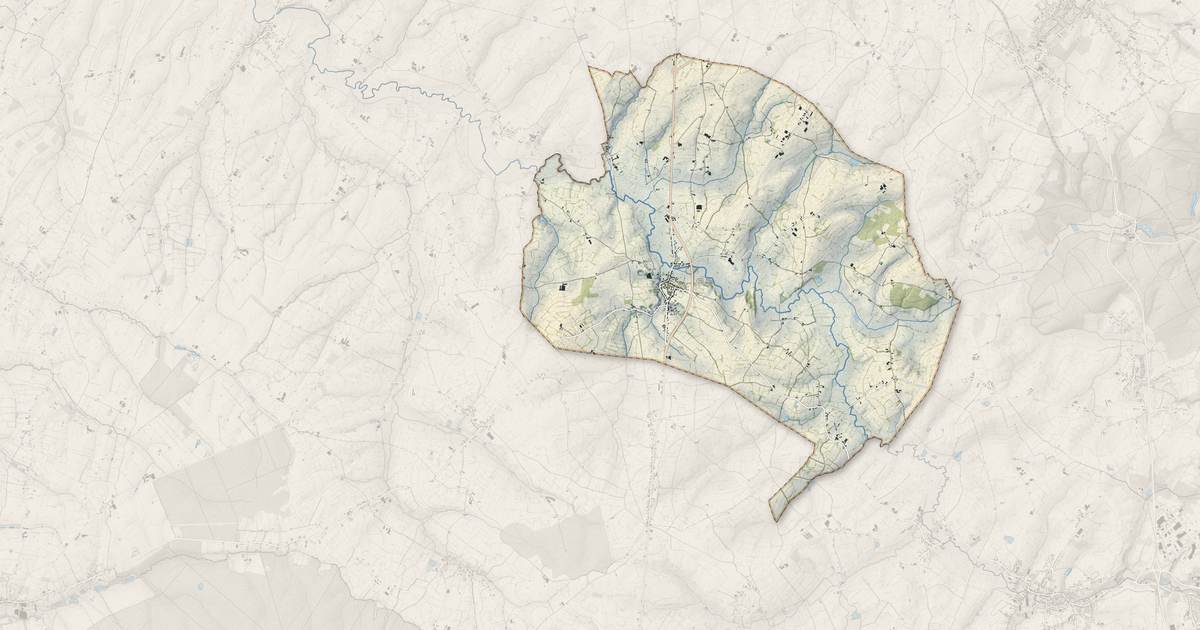 Portrait cartographique de Étrœungt : relief, eau, forêts, bâti et voies, calculés à partir des données de l'IGN