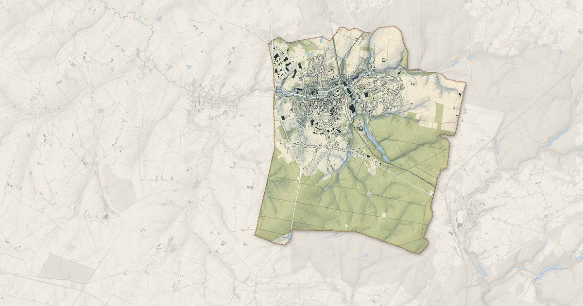 Portrait cartographique de Fourmies : relief, eau, forêts, bâti et voies, calculés à partir des données de l'IGN