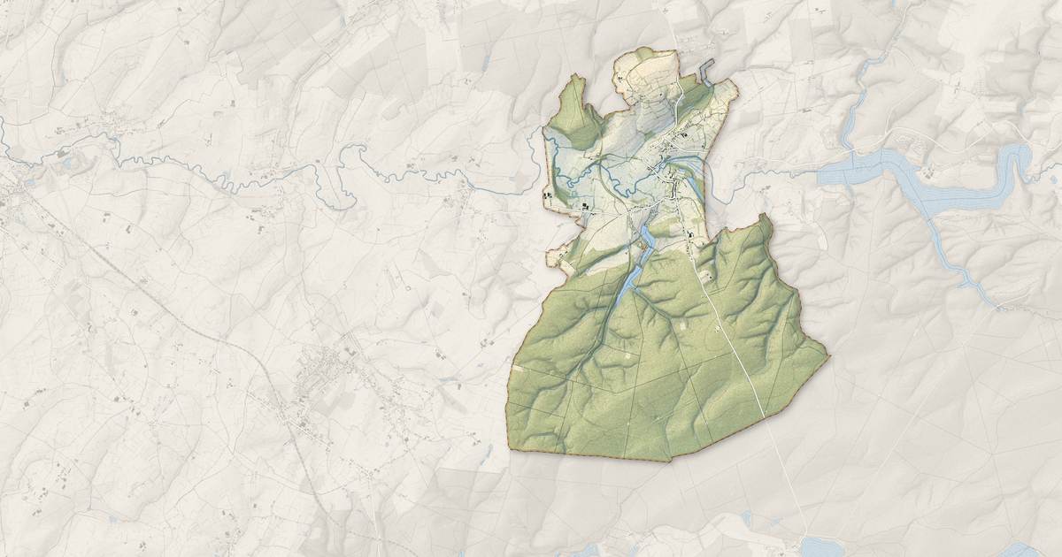 Portrait cartographique de Liessies : relief, eau, forêts, bâti et voies, calculés à partir des données de l'IGN