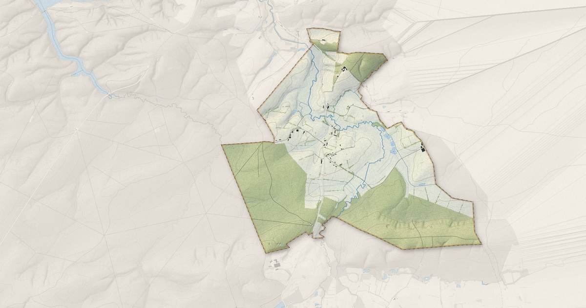 Portrait cartographique de Moustier-en-Fagne : relief, eau, forêts, bâti et voies, calculés à partir des données de l'IGN
