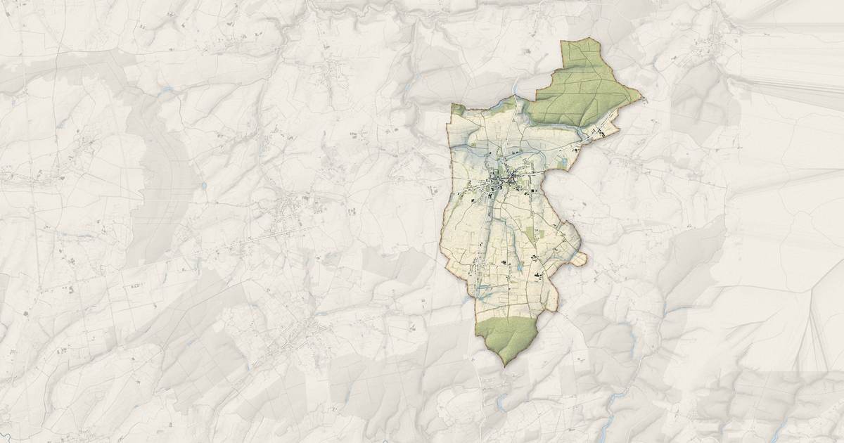 Portrait cartographique de Solre-le-Château : relief, eau, forêts, bâti et voies, calculés à partir des données de l'IGN
