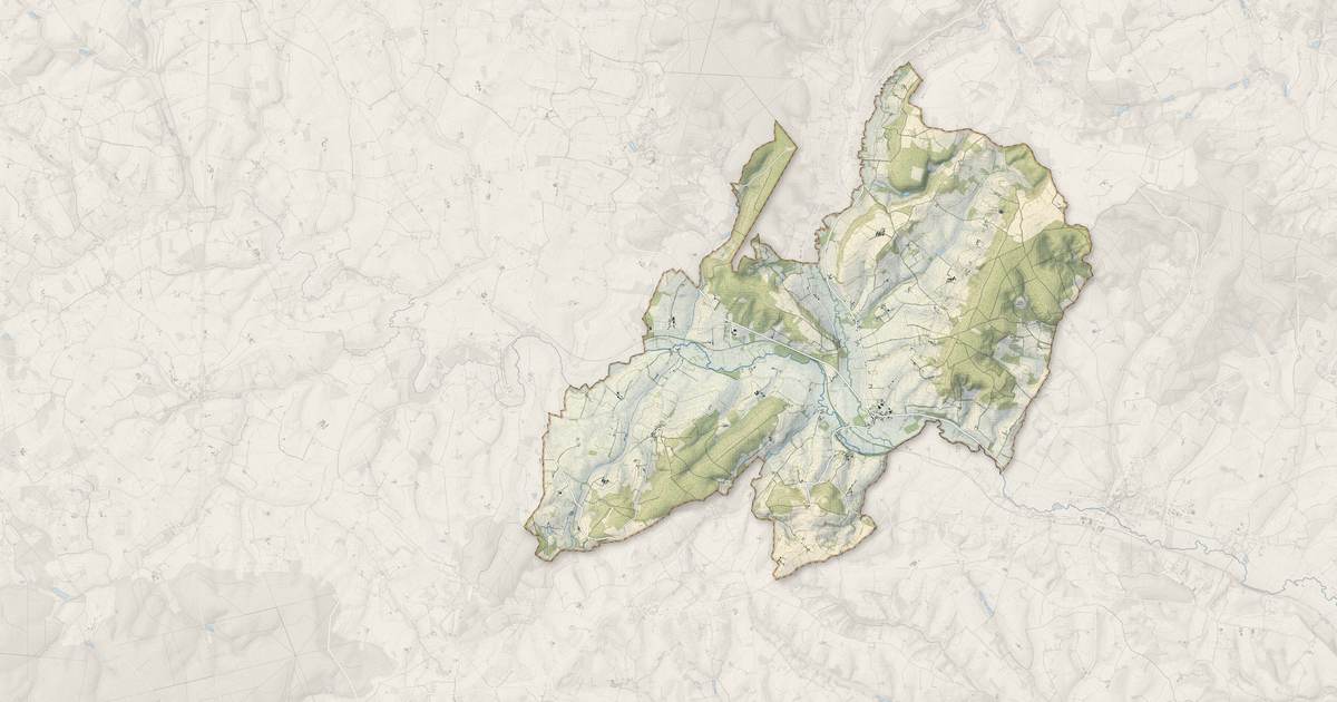 Portrait cartographique de Cour-Maugis sur Huisne : relief, eau, forêts, bâti et voies, calculés à partir des données de l'IGN