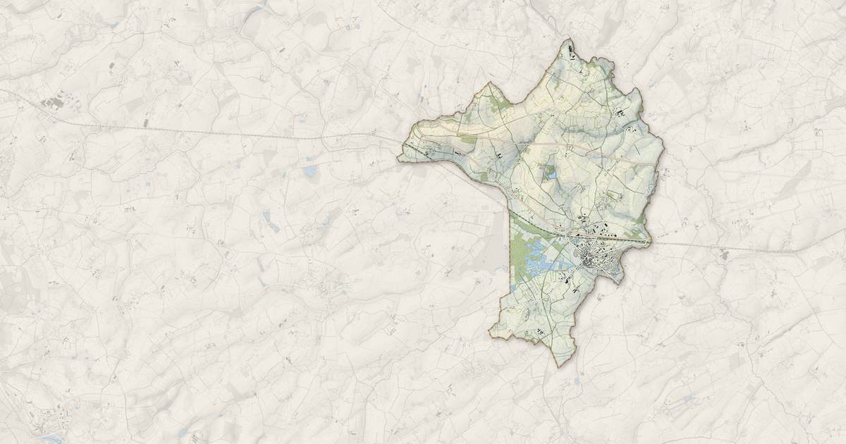 Portrait cartographique de Briouze : relief, eau, forêts, bâti et voies, calculés à partir des données de l'IGN