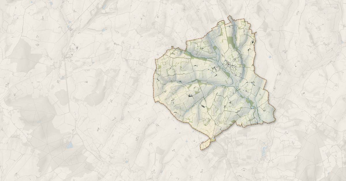 Portrait cartographique de La Chapelle-Souëf : relief, eau, forêts, bâti et voies, calculés à partir des données de l'IGN