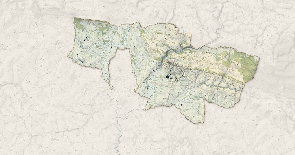 Portrait cartographique de Domfront en Poiraie : relief, eau, forêts, bâti et voies, calculés à partir des données de l'IGN