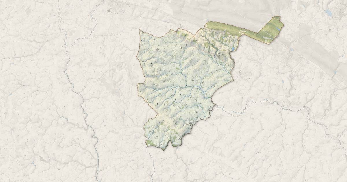 Portrait cartographique de Juvigny Val d'Andaine : relief, eau, forêts, bâti et voies, calculés à partir des données de l'IGN