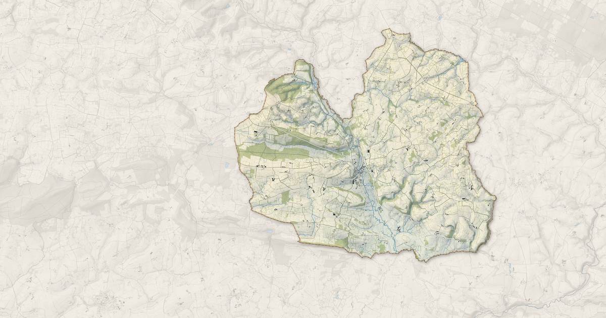 Portrait cartographique de Lonlay-l'Abbaye : relief, eau, forêts, bâti et voies, calculés à partir des données de l'IGN