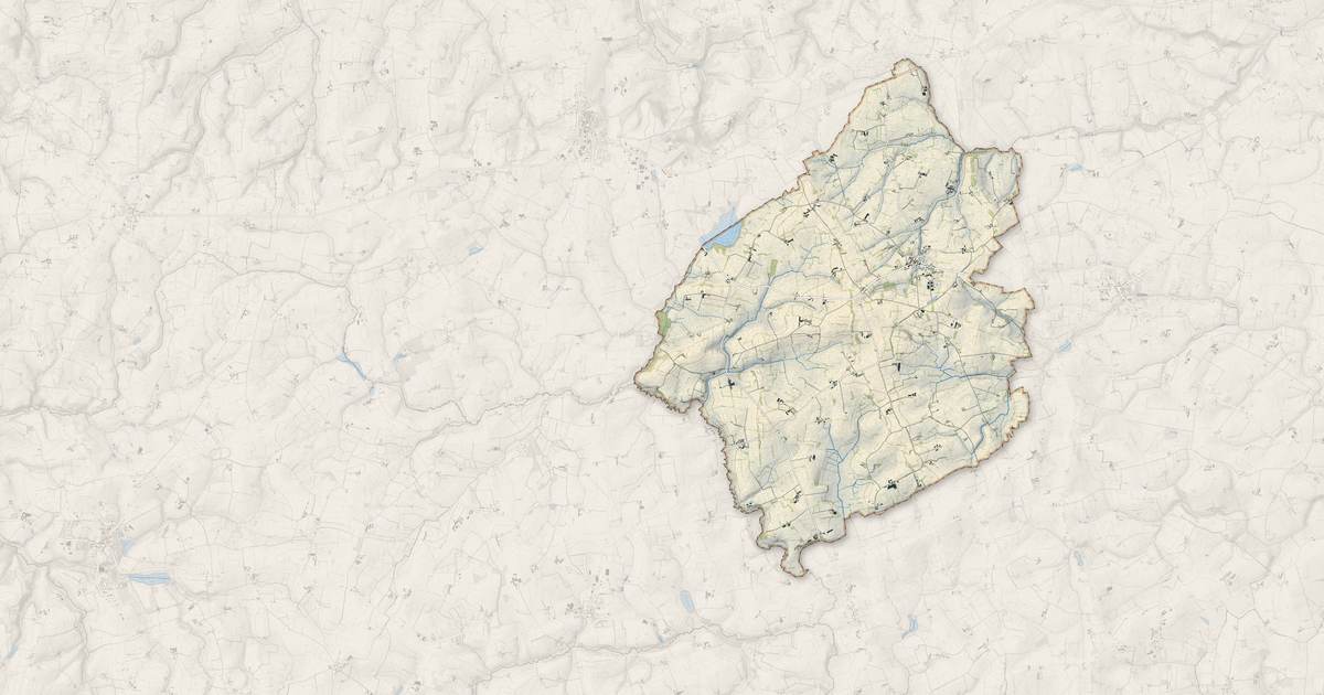 Portrait cartographique de Mantilly : relief, eau, forêts, bâti et voies, calculés à partir des données de l'IGN