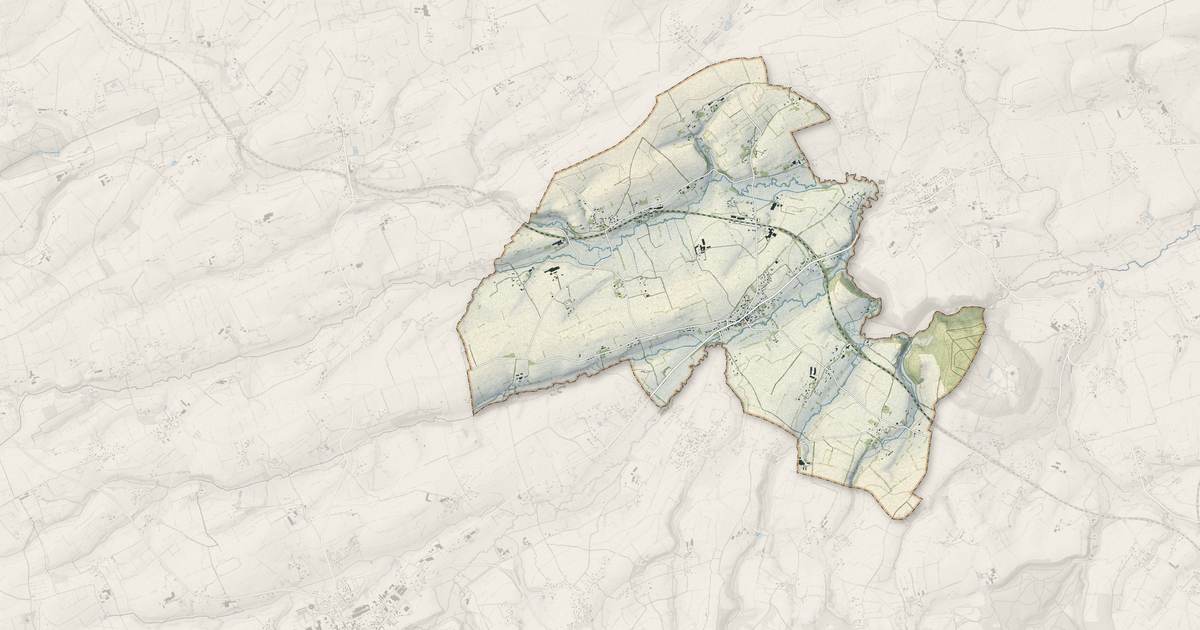 Portrait cartographique de Montsecret-Clairefougère : relief, eau, forêts, bâti et voies, calculés à partir des données de l'IGN