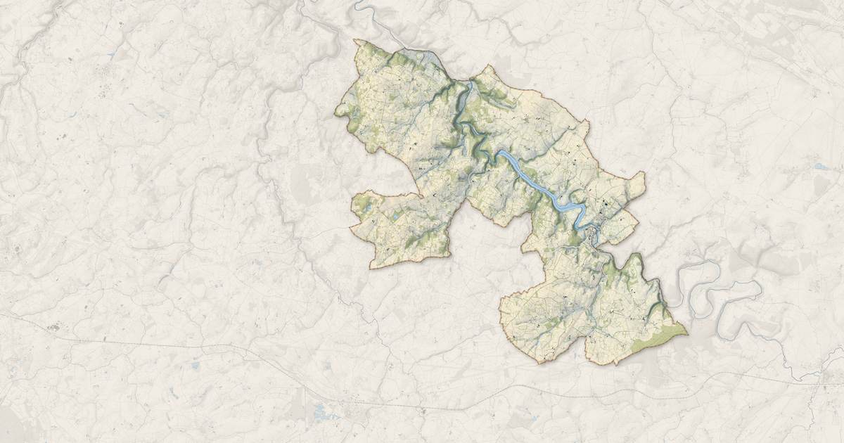 Portrait cartographique de Putanges-le-Lac : relief, eau, forêts, bâti et voies, calculés à partir des données de l'IGN